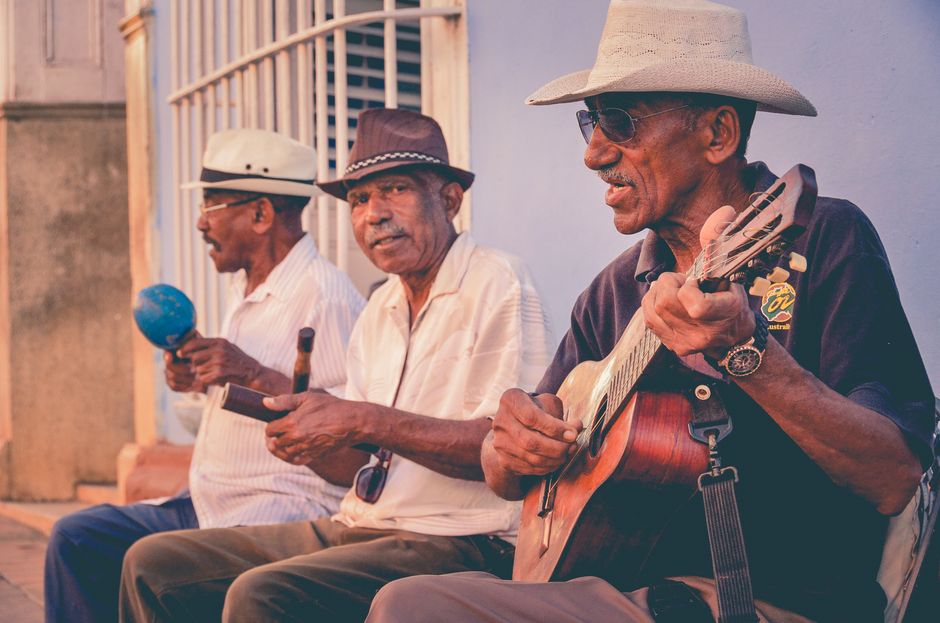 Timba moderna conquista festivales vascos: el ritmo cubano fusionado se reinventa en Bilbao