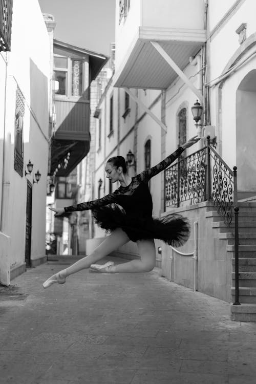 Безкоштовне стокове фото на тему «балерина, будівлі, вертикальні постріл» стокове фото