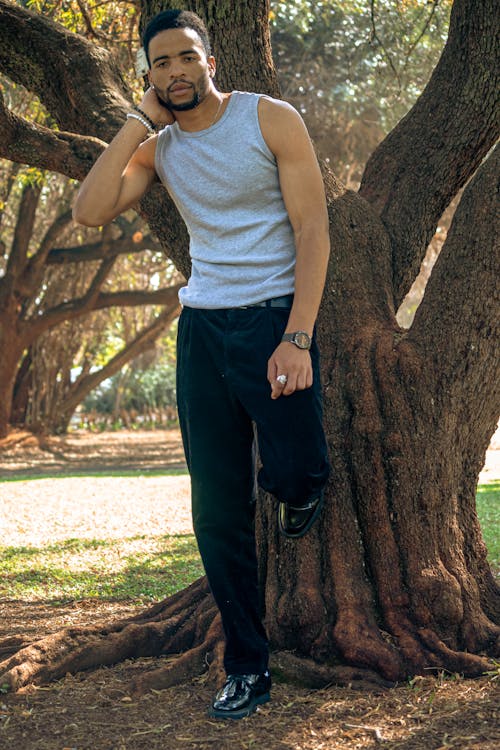 Kostenloses Stock Foto zu baum, mann, muskelshirt