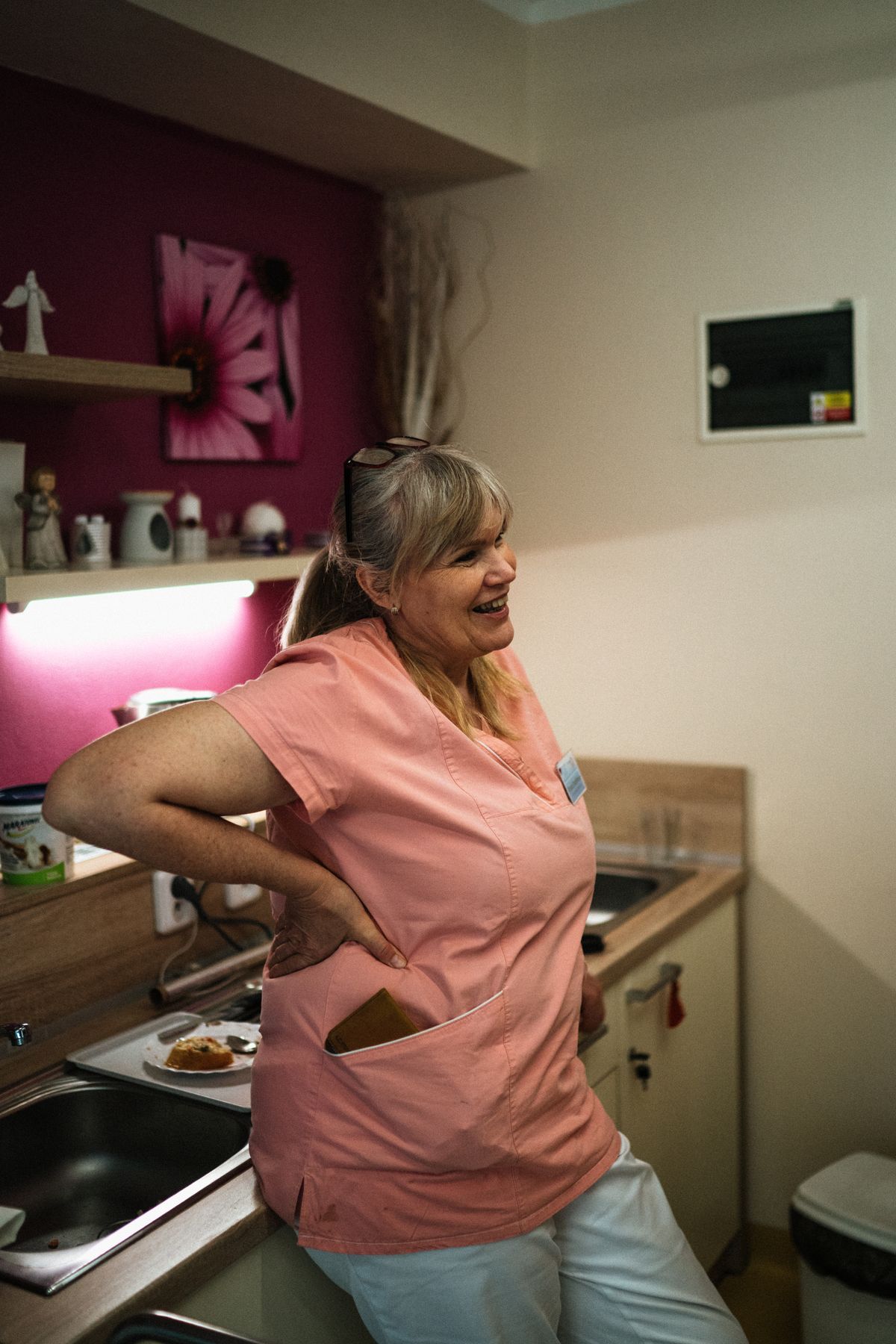 A friendly care professional in a welcoming home kitchen