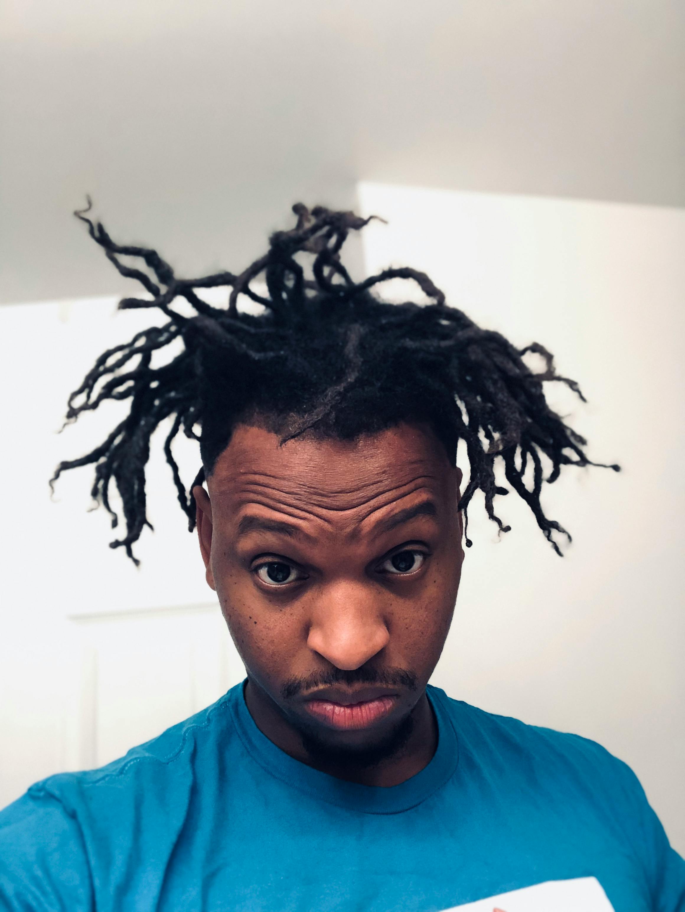 Mann Zeigt Seine Dreadlocks Haare Kostenloses Stock Foto