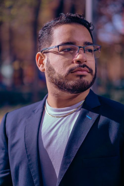 Free Confident man wearing glasses and blazer outdoors, showcasing modern fashion. Stock Photo