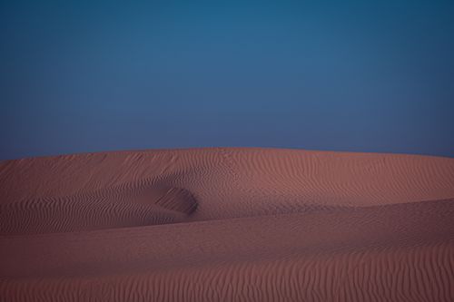 Free Mesmerizing sand dunes with delicate patterns against a serene twilight sky. Stock Photo