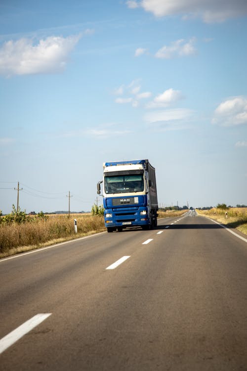 Kostenloses Stock Foto zu außerorts, auto, felder