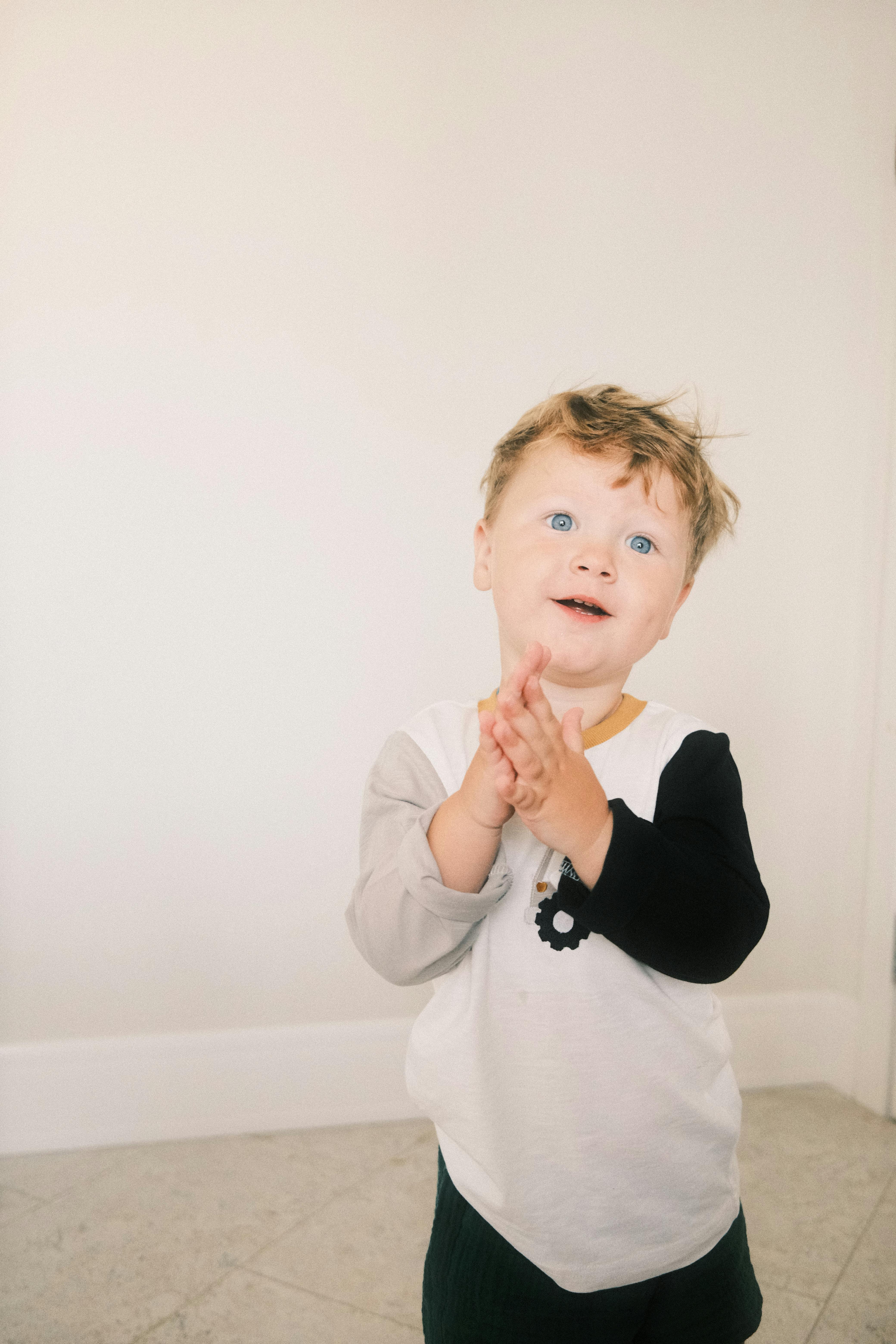 Gratis arkivbilde med # innendørs, barn, barnslig undring Arkivbilde