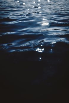 Elegantes Wasser & Licht – Dunkles AMOLED Wallpaper