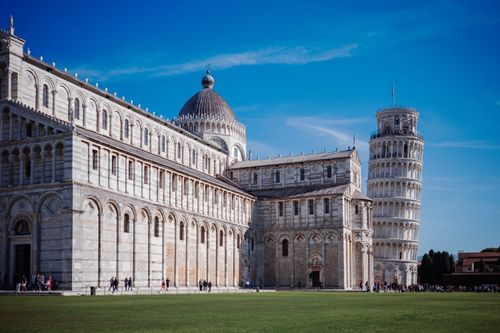 Free Iconic view of the Leaning Tower and Pisa Cathedral in Tuscany, Italy, on a clear sunny day. Stock Photo