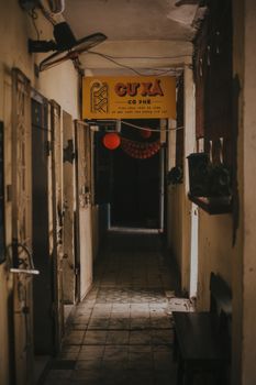 昏暗的走廊里挂着老式咖啡店标牌和传统灯笼