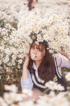 一位年轻女子在充满活力的白色雏菊中摆好姿势，她的肖像捕捉了春天的精髓