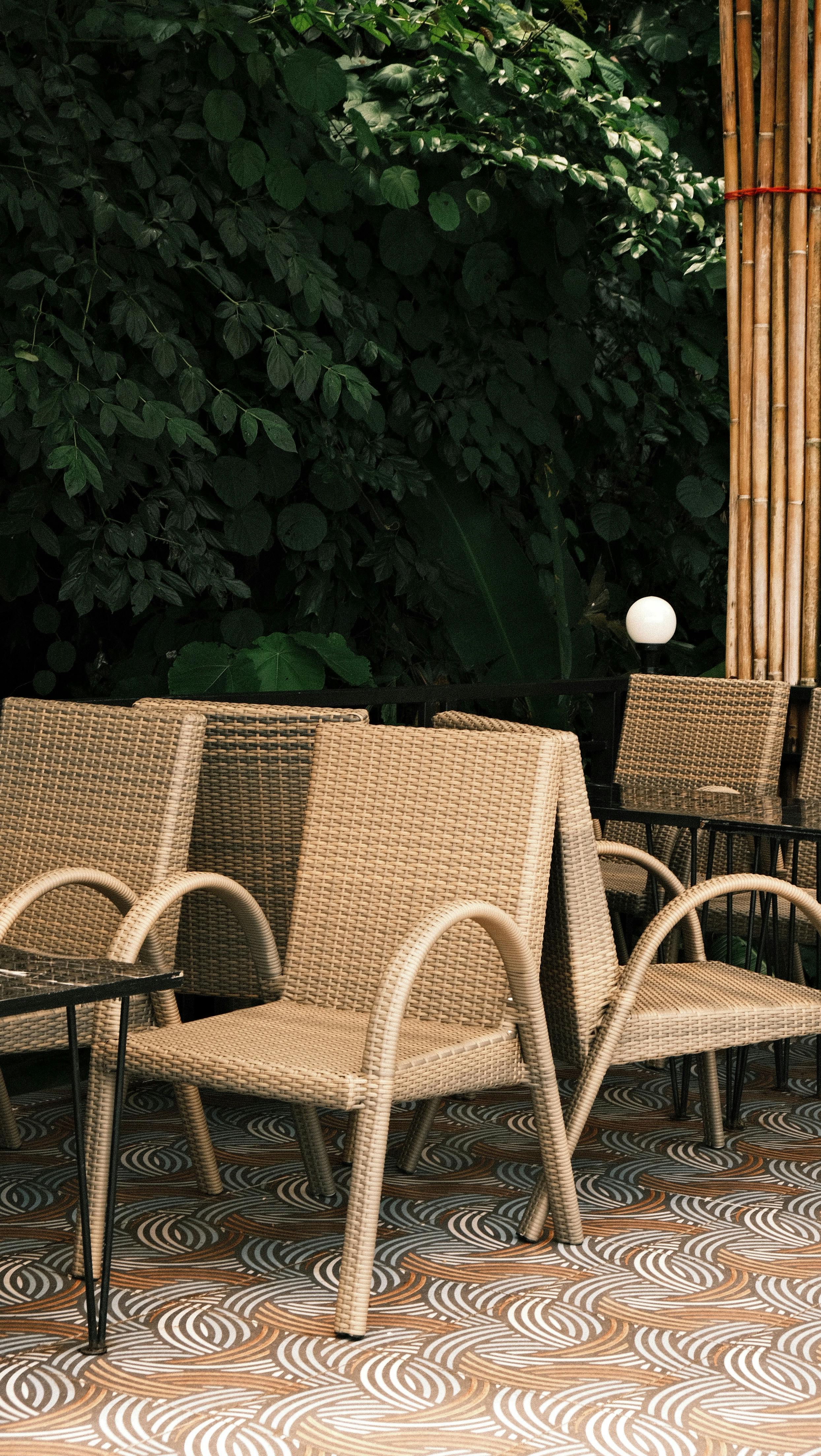 אסטרטגיות לתכנון יעיל של מתחם אירוח עם פינות ישיבה מוצלות