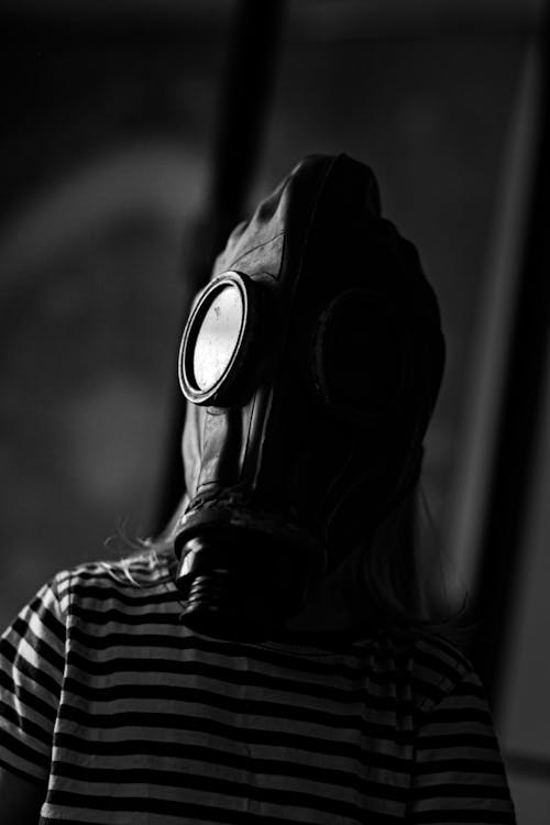 Darmowe zdjęcie z galerii z czarno-biały, maska gazowa, na stojąco