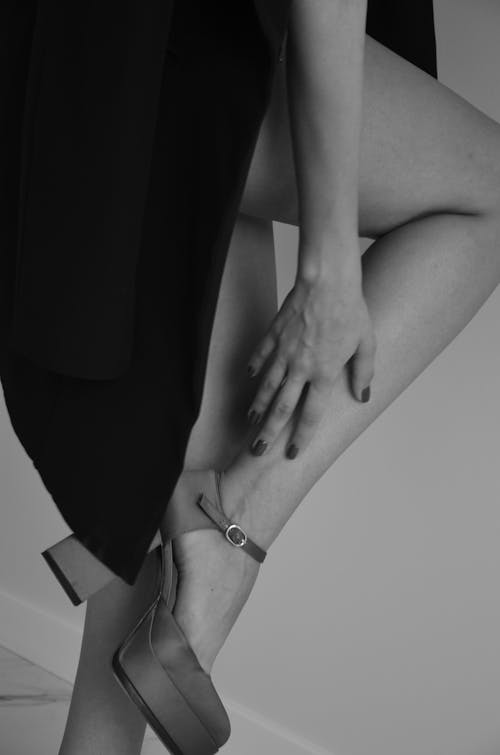 Darmowe zdjęcie z galerii z czarno-biały, dotykający, fotografia mody