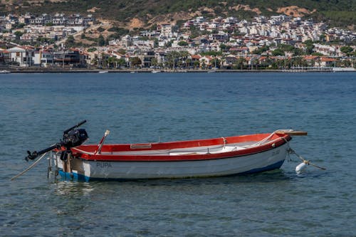 Fotos de stock gratuitas de costa, edificios, lancha motora