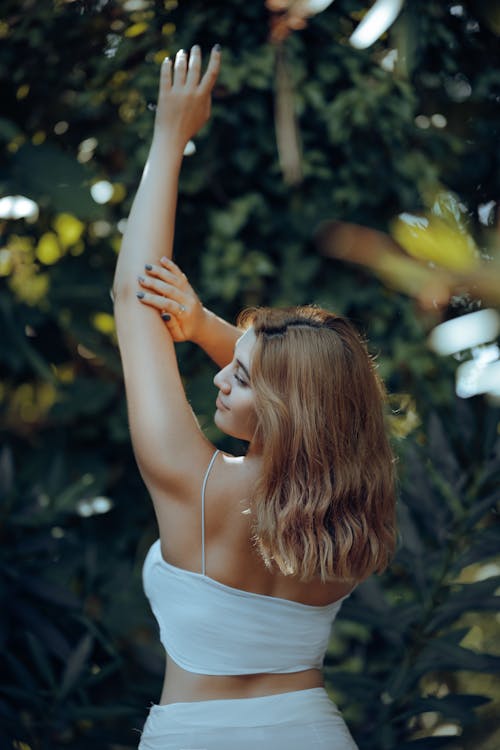 Foto profissional grátis de braço levantado, cabelo castanho, cabelo comprido