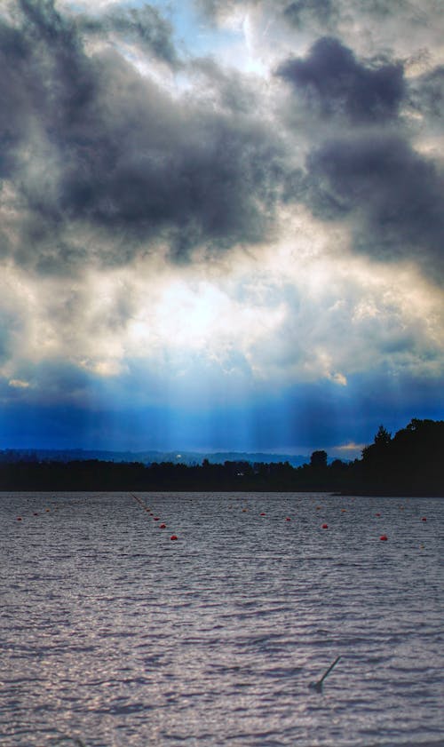 Бесплатное стоковое фото с вертикальный выстрел, дождевые облака, живописное небо