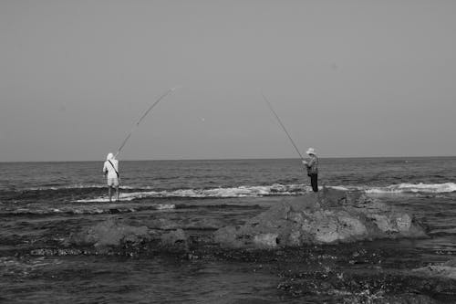 Ilmainen kuvapankkikuva tunnisteilla kalastaja, meri, mustavalkoinen