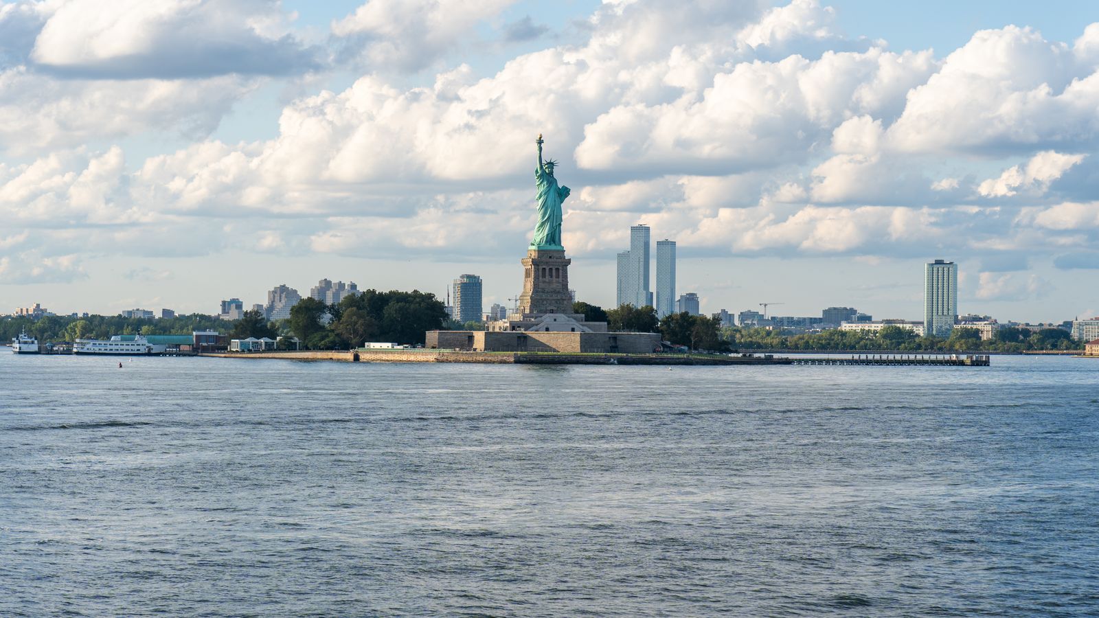 Statue of Liberty dan New York untuk biaya visa USA