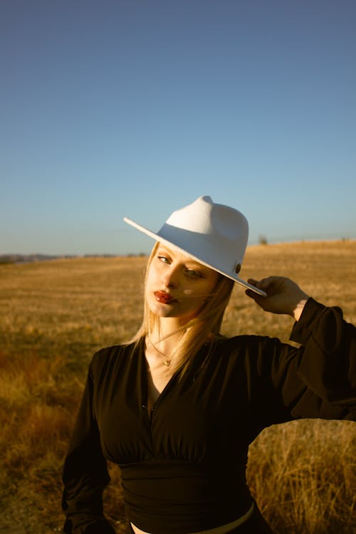 Základová fotografie zdarma na téma bílý klobouk, blond, černá halenka