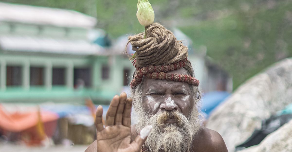 Rüyada Zamanın Durduğunu Görmek - Rüya Tabiri ve Anlamı - A holy man at Kedarnath Temple offers blessings with a serene background of mountains.