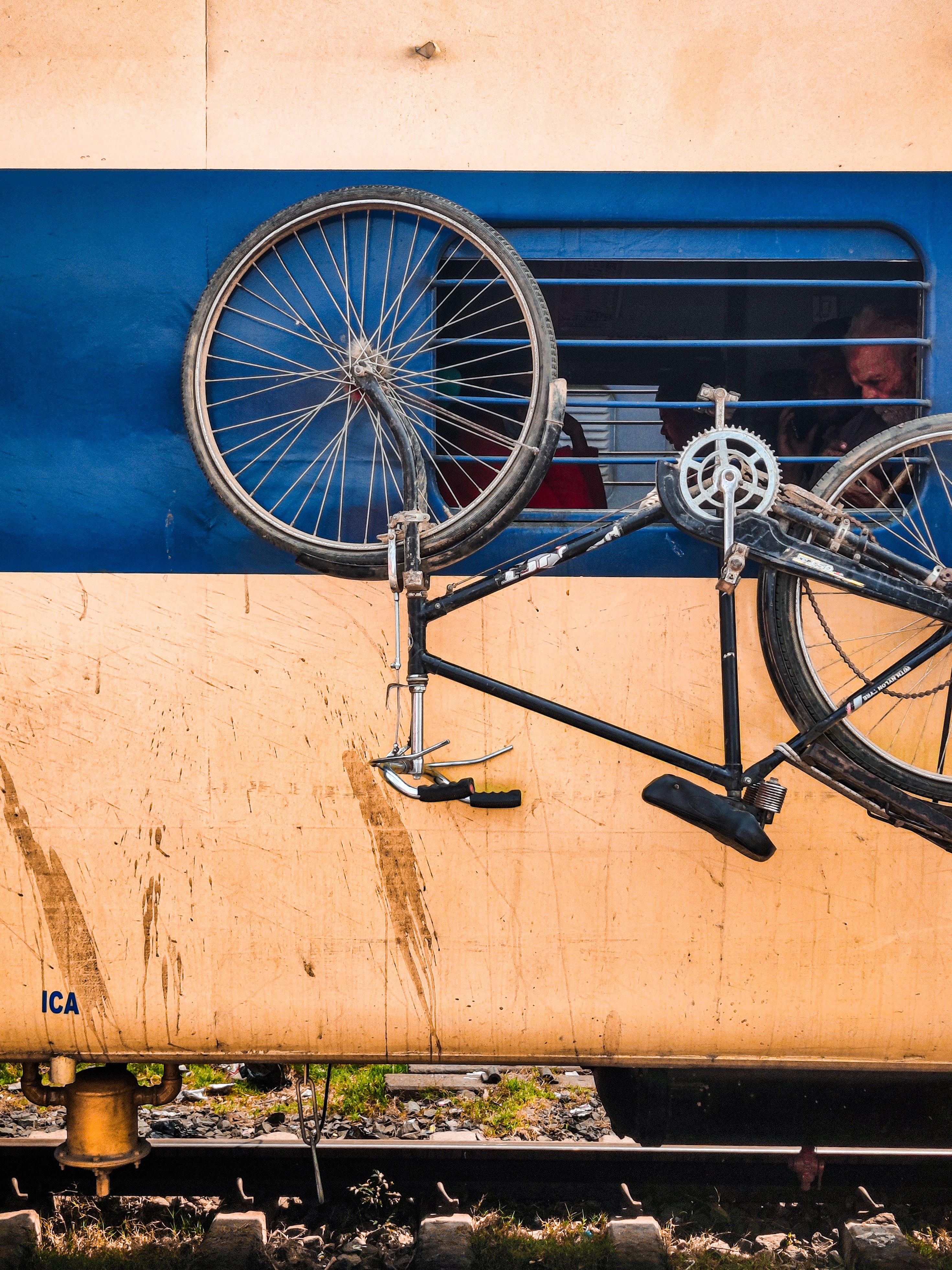 Reiziger stapt met stadsfiets in bij treindeur op perron