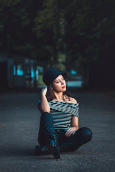 一位时尚女性头戴条纹帽子，在户外摆出姿势