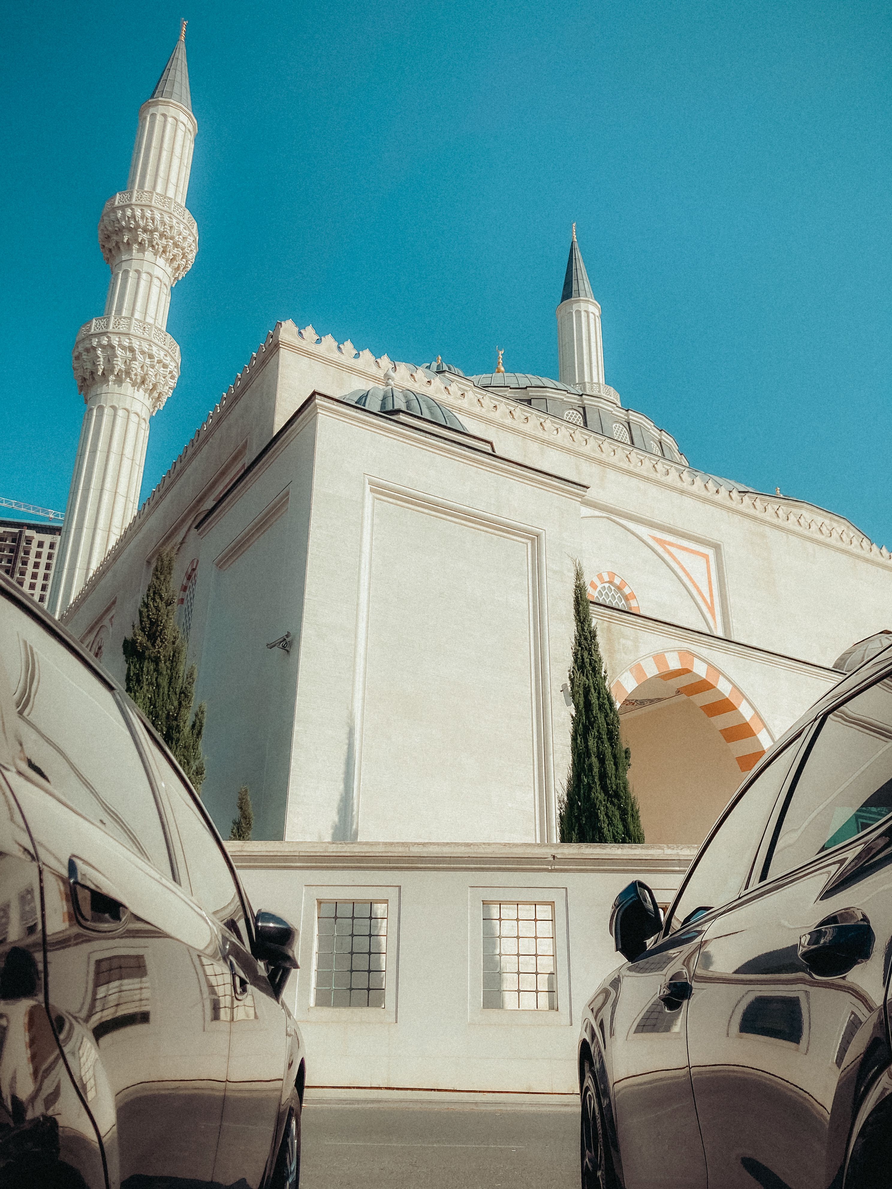 Cars Parked in front of White Mosque against Blue Sky · Free Stock Photo