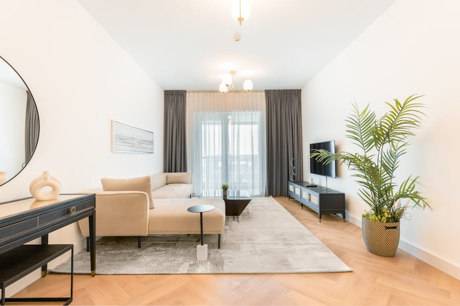 Skandinavisches Wohnzimmer mit großem beigem Teppich unter Sofa und Couchtisch, klare Laufwege und ruhige Proportionen