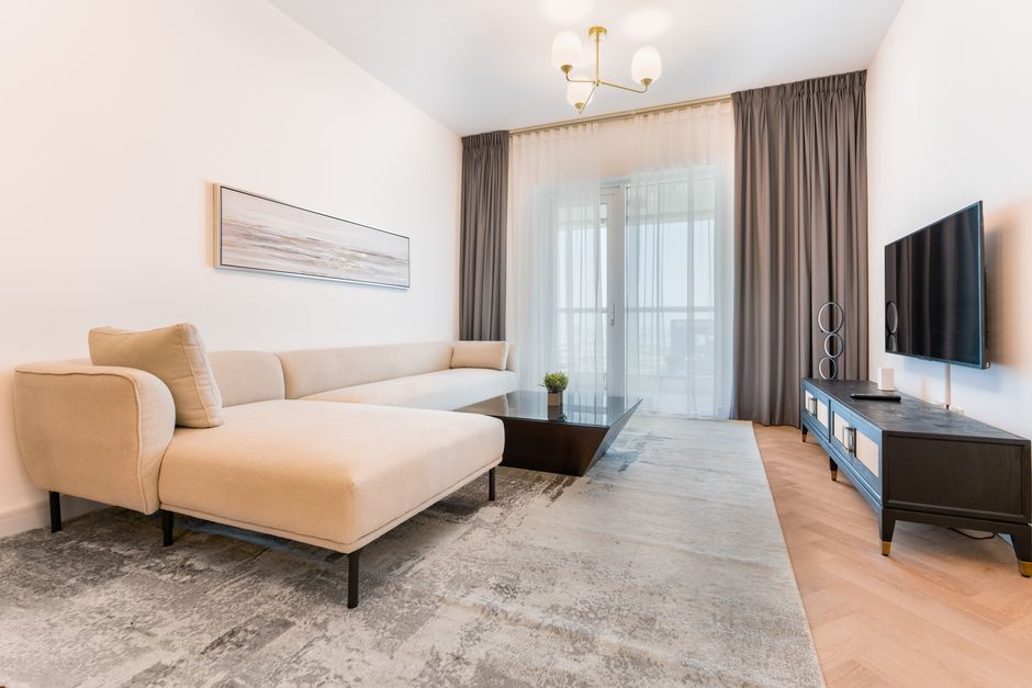 Modernes Wohnzimmer mit flach liegendem Teppich und rutschfester Unterlage in neutralen Beigetönen
