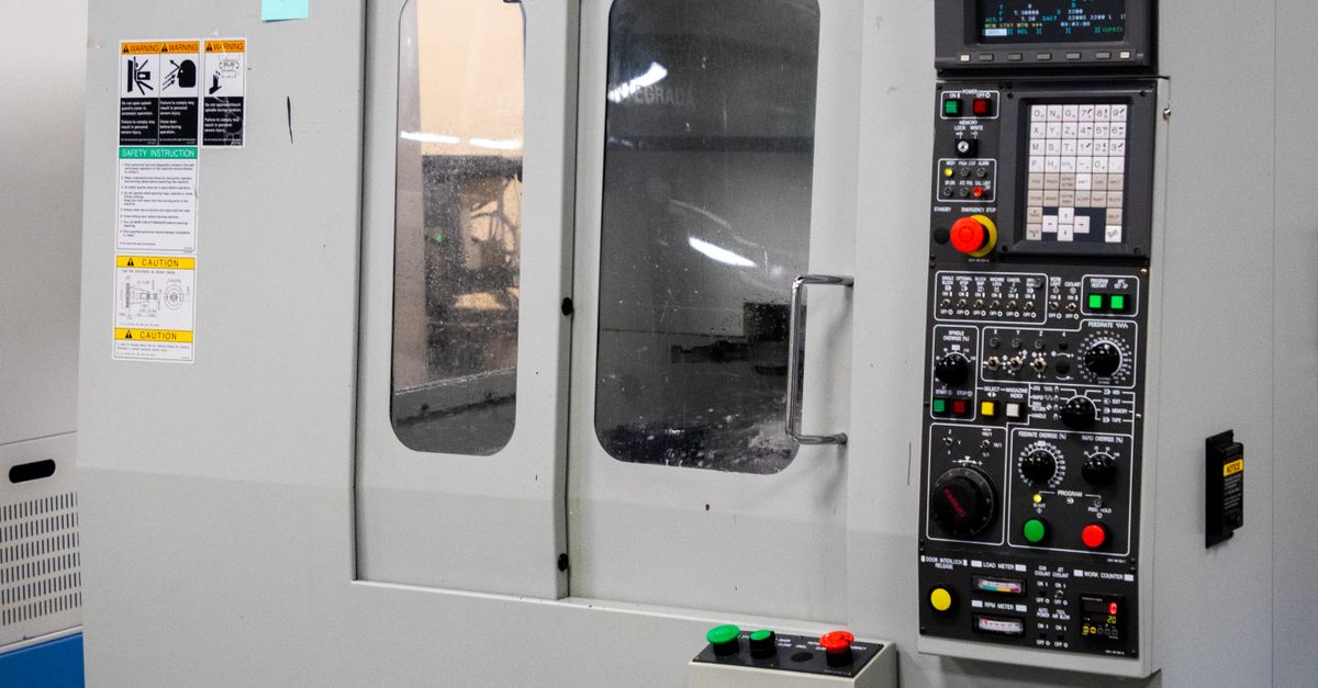 Simple Machine Controler A machine with a large machine and a control panel · Free Stock Photo