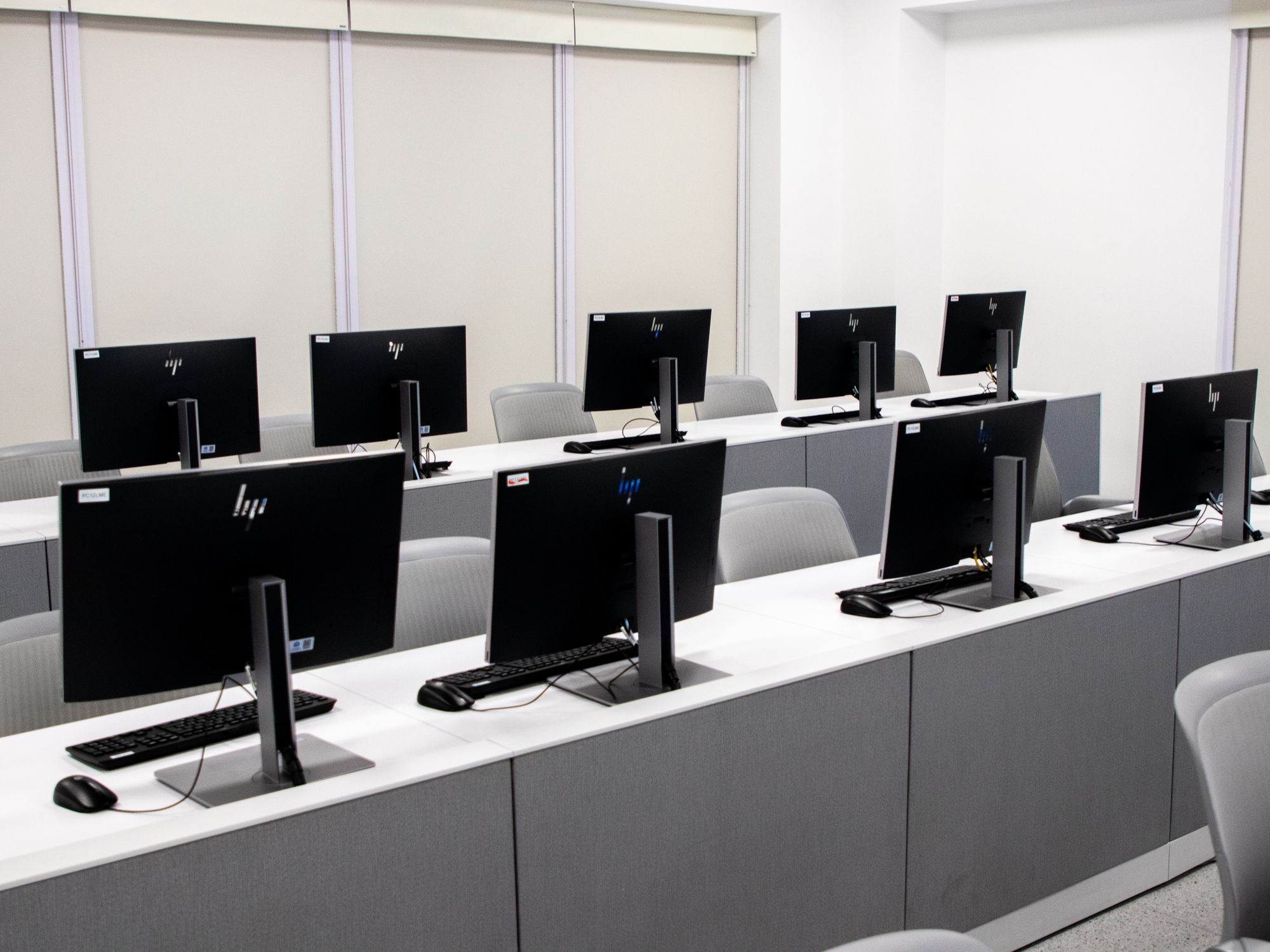 Computer Rows A classroom with rows of computers and monitors · Free Stock Photo