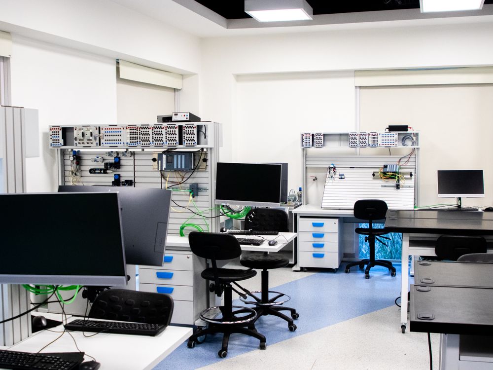 A laboratory with computers and monitors on the desk · Free Stock Photo