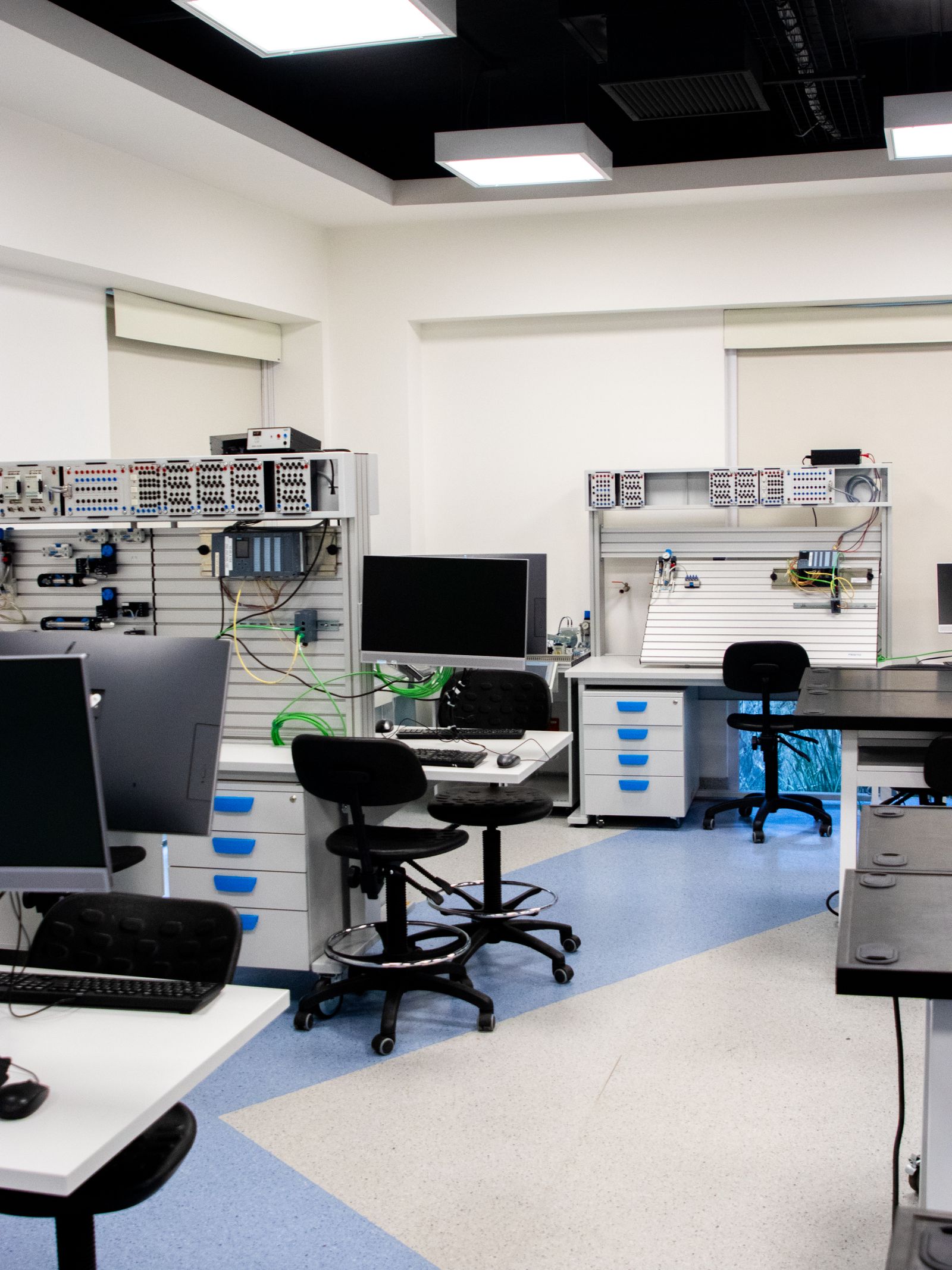 A laboratory with many desks and computers · Free Stock Photo