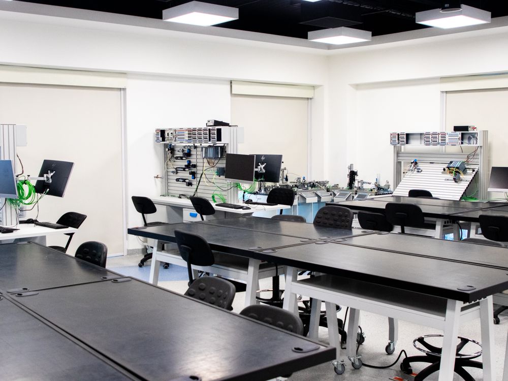 A laboratory with many desks and computers · Free Stock Photo