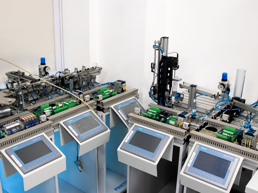 A machine with several electronic devices on it · Free Stock Photo