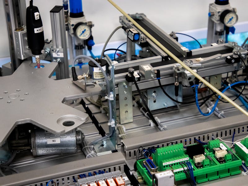 Componentes electrónicos y montaje de proyectos