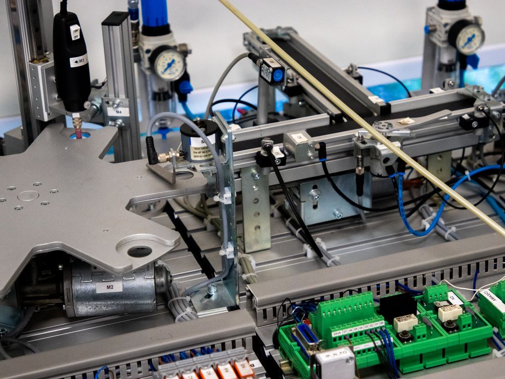 A machine with wires and electronics on it · Free Stock Photo