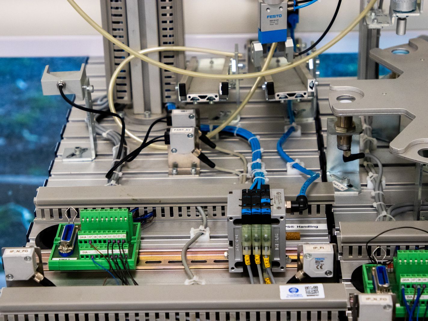 Linha de produção de chips em ambiente controlado