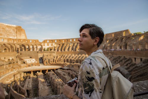 Foto profissional grátis de anfiteatro flaviano, Coliseu, de pé