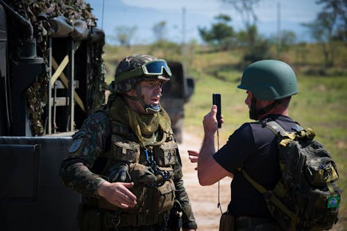 Foto profissional grátis de capacetes, de pé, exército