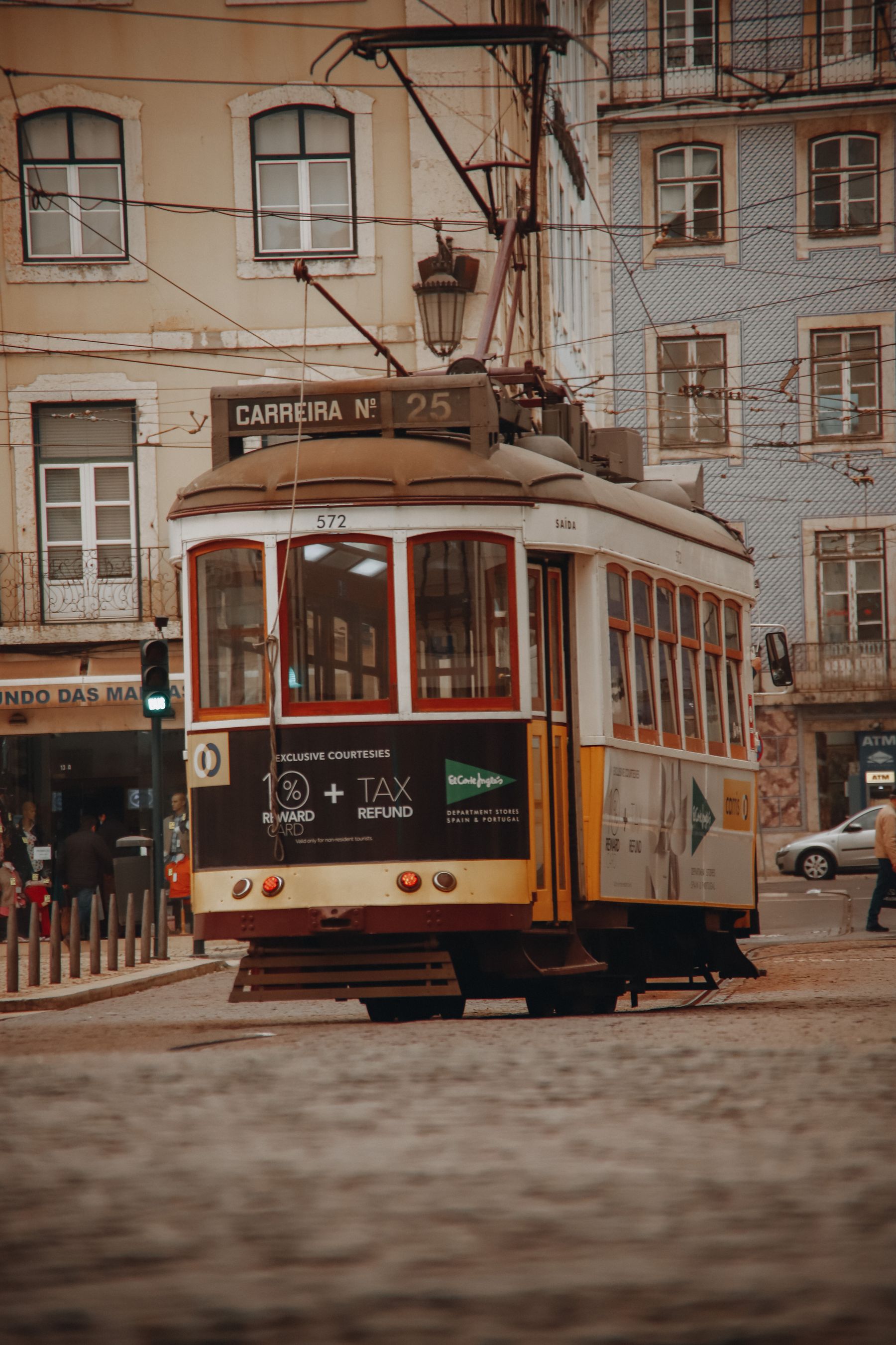 Żółty tramwaj na ulicach Lizbony w Portugalii