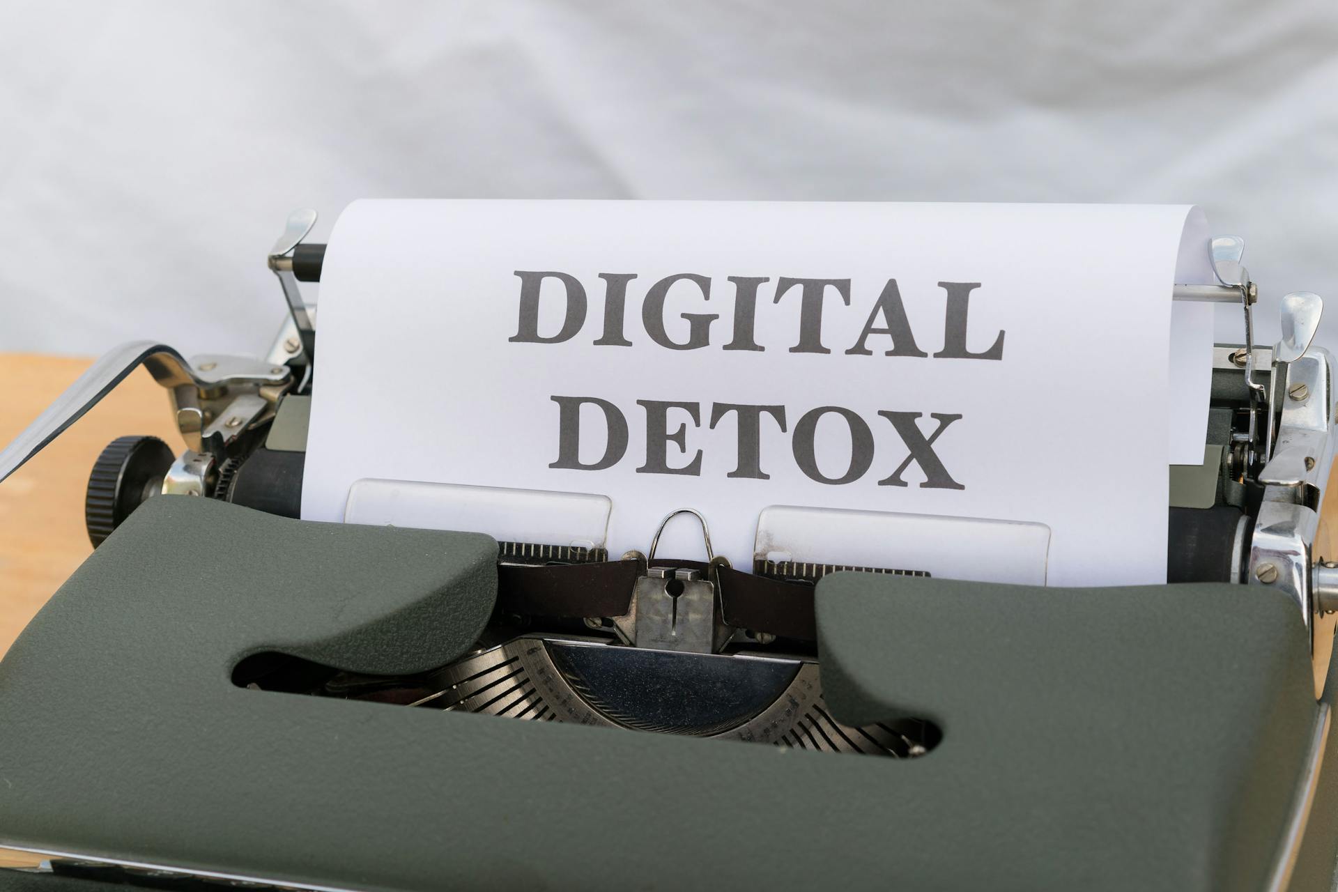 Free A typewriter with a paper that says digital detox Stock Photo