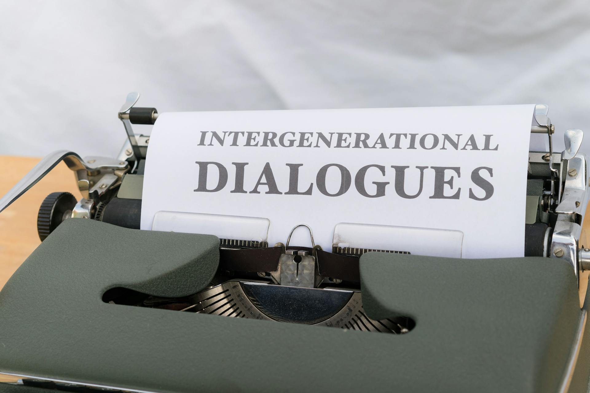 Une machine à écrire avec le mot " dialogue intergénérationnel "