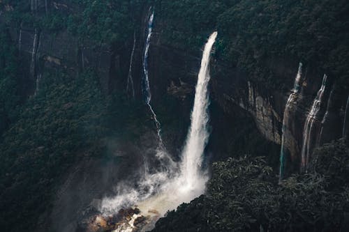Бесплатное стоковое фото с водопады, глубокий, деревья