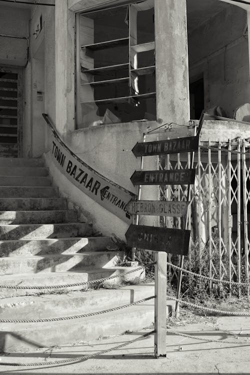 Imagine de stoc gratuită din alb-negru, bazar, fotografiere verticală