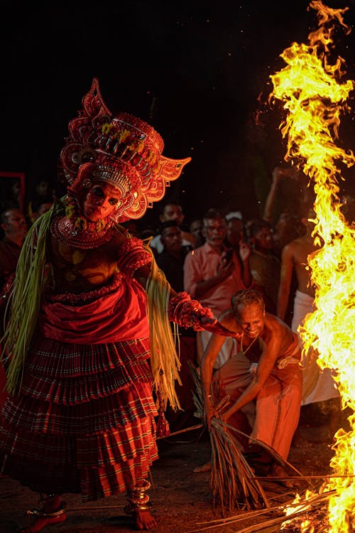 Foto profissional grátis de cair da noite, cerimônia tradicional, dança tradicional