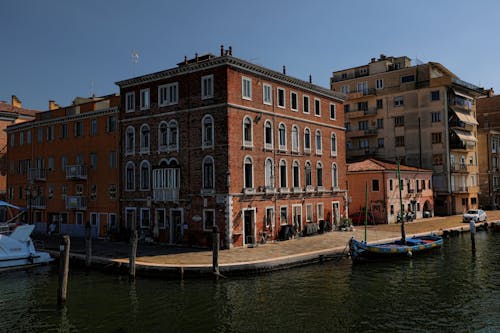 Kostenloses Stock Foto zu boote, fluss, gebäude