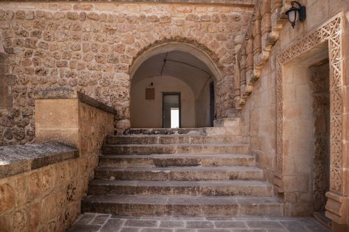 Free Historic stone staircase and arches in Mardin, Türkiye, showcasing stunning Middle Eastern architecture. Stock Photo