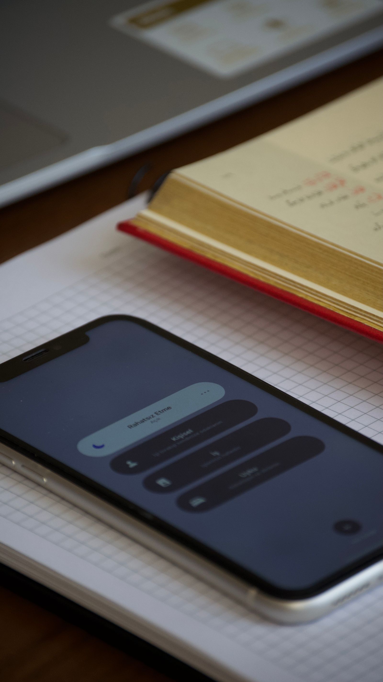 Smartphone sobre mesa de escritório com caderno e materiais de trabalho