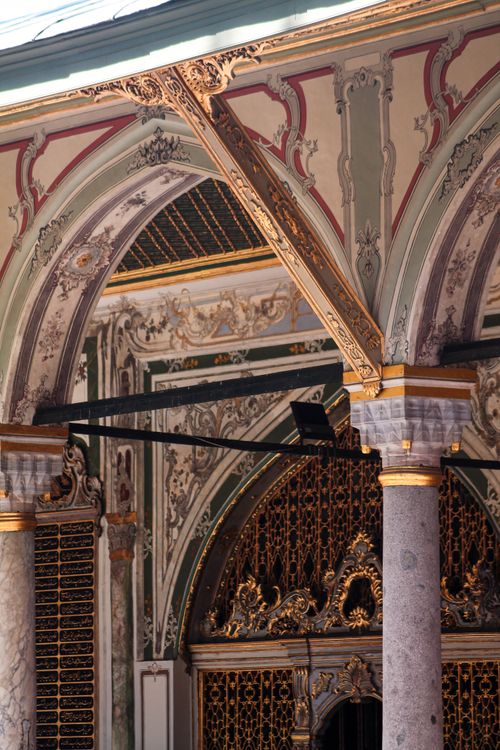 Free Detail of ornate Ottoman architecture at Topkapi Palace, showcasing historical elegance. Stock Photo
