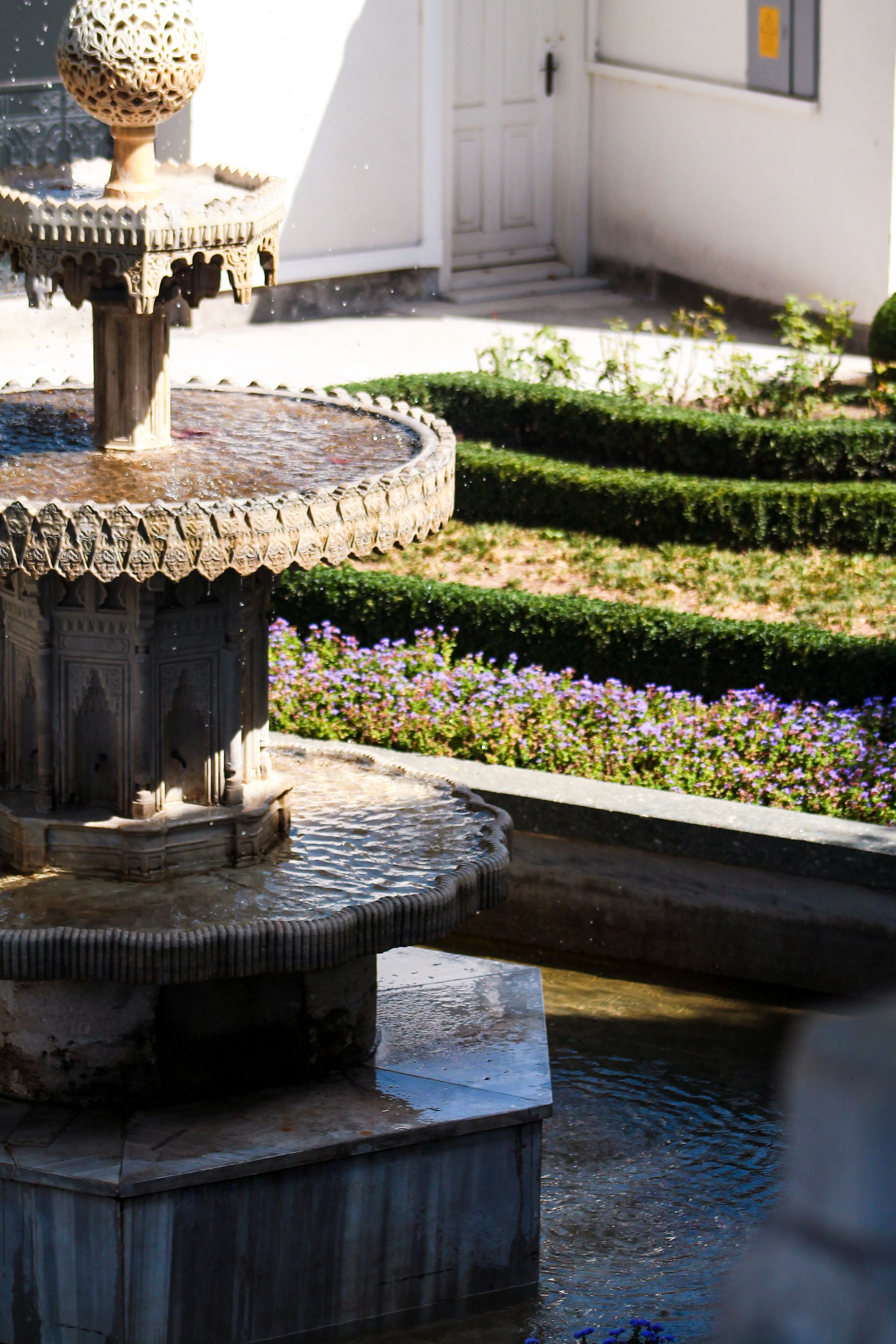 Fountain in a Garden · Free Stock Photo